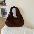 Μινιμαλιστική μεγάλη τσάντα hobo από σκούρο καφέ σουέτ με κομψό casual σχεδιασμό - Καφέ χωρίς Μενταγιόν