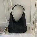 Grande borsa hobo in camoscio nero con borchie argentate per lavoro e tempo libero - Nero