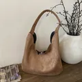 Borsa hobo in pelle scamosciata marrone con chiusura magnetica in stile minimalista - Marrone