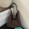 Borsa hobo oversize in camoscio marrone scuro con tracolla larga e design minimale - Marrone