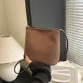 Sac à bandoulière minimaliste en daim marron avec design trapèze et fines bretelles - Brun Sans Pendentif