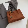 Τσάντα tote από καστόρι σε καραμελέ χρώμα με διάτρητα φλοράλ σχέδια και έθνικ φούντα - Με Κρεμαστό / Καφέ