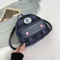 Dettaglio mini zaino a scacchi blu con toppa a forma di orso e bottoni rosa decorativi - Quadri Blu