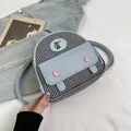 Dettaglio mini zaino a righe bianche e nere con patta azzurra e bottoni rosa decorativi - A righe