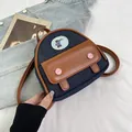 Dettaglio mini zaino in denim blu con patta in pelle marrone e toppa con orsetto carino - Blu Denim