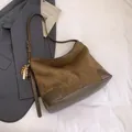 Bruine suède hobo tas met imitatielederen panelen en boho kralenhanger - Met Hanger / Bruin