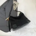 Zwarte suède hobo schoudertas met leren bies en decoratieve houten kralenhanger - Met Hanger / Zwart