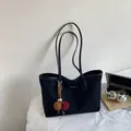 Bolso tote negro de ante sintético minimalista con placa metálica y colgante de peluche - Con Colgante / Negro