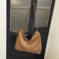 Bruine suède hobo schoudertas met verstelbare riem en een minimalistisch ontwerp - Zonder hanger / Bruin
