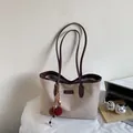 Bolso tote beige de gamuza sintética con asas de cuero marrón y colgante pompon - Con Colgante / Blanco Roto