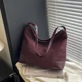 Modieuze bordeauxrode suède patchwork draagtas met een minimalistisch handvat - Zonder hanger / Rood