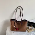 Bolso tote de ante marrón con correas de cuero y colgante de pompones para el diario - Con Colgante / Marrón