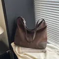 Donkerkoffie suède hobo-tas met verstelbare riem en verstevigde leren hoeken - Zonder hanger / Koffie
