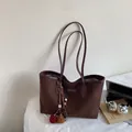 Bolso tote minimalista de ante marrón oscuro para mujer con colgante y correas de hombro - Con Colgante / café