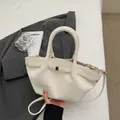 Vintage Umhängetasche in Creme mit goldfarbenen Details und Doppelgriffen - Cremeweiß