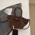 Vintage dunkelbraune strukturierte Kunstledertasche mit Goldschnalle und verstellbarem Gurt - Kaffeebraun