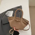 Khaki Wildleder Handtasche im Vintage Stil mit Tragegriff und goldenen Schnallen - Khaki