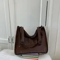 Dunkelbraune Hochglanz-Shopper-Tasche mit silbernen Herznieten und langen Trägern - Braun