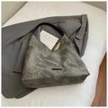 Borsa tote triangolare minimalista in grigio marmo con tracolla in pelle nera - Nero