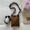Bruine gewatteerde mini emmer tas met pluche pinguïn hanger in herfst sfeer - Bruin met Hanger