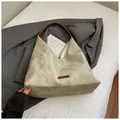 Borsa hobo verde chiaro minimalista con tracolla in pelle marrone per tutti i giorni - Cachi