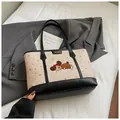 Grande borsa shopper beige con ricamo orso, pois e dettagli in pelle nera chic - Nero