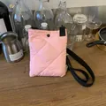Sac seau rose matelassé à motif losanges avec bandoulière noire sur bois - Rose Sans Pendentif
