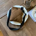 Sac seau matelassé marron en nylon avec bandoulière large et design minimaliste - Brun Sans Pendentif