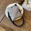 Sac seau matelassé gris avec surpiqûres en losange et bandoulière en toile noire - Gris Sans Pendentif