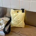 Sac seau matelassé jaune avec large bandoulière noire et texture en nylon chic - Jaune sans pendentif
