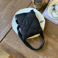 Sac seau matelassé noir chic avec bandoulière large en tissu pour un style décontracté - Noir sans Pendentif
