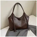 Bolso tote grande marrón oscuro minimalista de cuero sintético vintage con borlas - Marrón