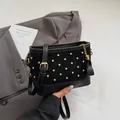 Sac seau matelassé noir avec strass et bandoulière en chaîne dorée, fini mat - Noir