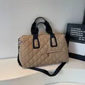 Große khakifarbene gesteppte Tragetasche, Nylon-Fitnesstasche für Reise und Sport - Khaki