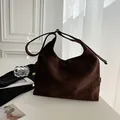 Μινιμαλιστική σκούρα καφέ σουέτ τσάντα tote με ρυθμιζόμενο λουράκι και χρυσά μέταλλα - Καφέ