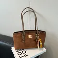 Borsa tote in pelle scamosciata marrone con ciondolo leopardato e tracolla scura - Marrone con Ciondolo