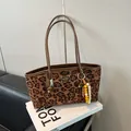 Elegante borsa leopardata con manici marroni e ciondolo di perline bohémien - Marrone Leopardato Con Ciondolo