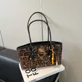 Elegante borsa leopardata con manici neri e perline decorative in legno colorate - Nero Leopardato Con Ciondolo