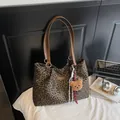 Leopard canvas shopper met bruine handvatten en schattige pluche beer tashanger - Groen met Hanger