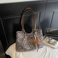 Leopard canvas draagtas met bruine lederen riemen en een pluchen beer hanger - Off-white Met Hanger