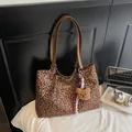 Grote canvas shopper met luipaardprint, bruine lederen handgrepen en pluche beertje - Bruin met Hanger
