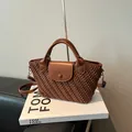 Braune geflochtene Damen Handtasche aus Leder mit abnehmbarem Schultergurt und Griff - Braun