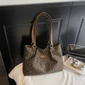 Grand sac cabas en toile léopard avec bandoulières en cuir marron et étiquette mode - Vert Sans Pendentif