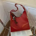 Borsa tote rossa vintage in pelle PU con ciondolo a nappa in stile bohémien - Rosso con ciondolo
