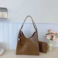Borsa tote vintage marrone in ecopelle opaca con nappa di perline e pochette interna - Marrone con Ciondolo