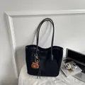 Grand sac cabas noir en daim avec pendentif ours et longues anses d'épaule - Noir
