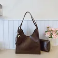 Grande borsa tote retrò marrone scuro con pochette abbinata e portachiavi con nappe - Caffè Con Pendente