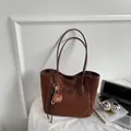 Sac cabas en daim marron avec anses en cuir et breloque ours de style décontracté - Marron