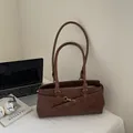 Bolso bajo el brazo retro de cuero marrón con hebilla dorada para el transporte diario - Marrón