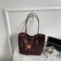 Sac cabas en daim marron foncé avec bandoulière cuir et charme d'ours tendance - café